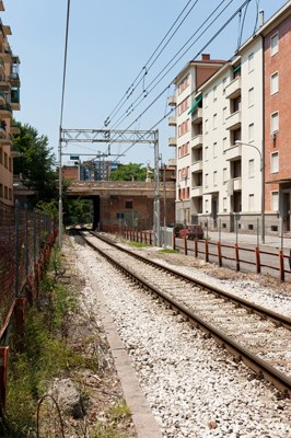 Bologna- binari e case popolari tra via Libia e via Bentivogli (R. Vlahov, giugno 2011)