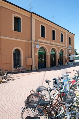 Stazione di Molinella con parcheggio biciclette (R. Vlahov, giugno 2011)