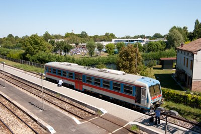Treno in sosta alla stazione di Guastalla (R. Vlahov, agosto 2011)