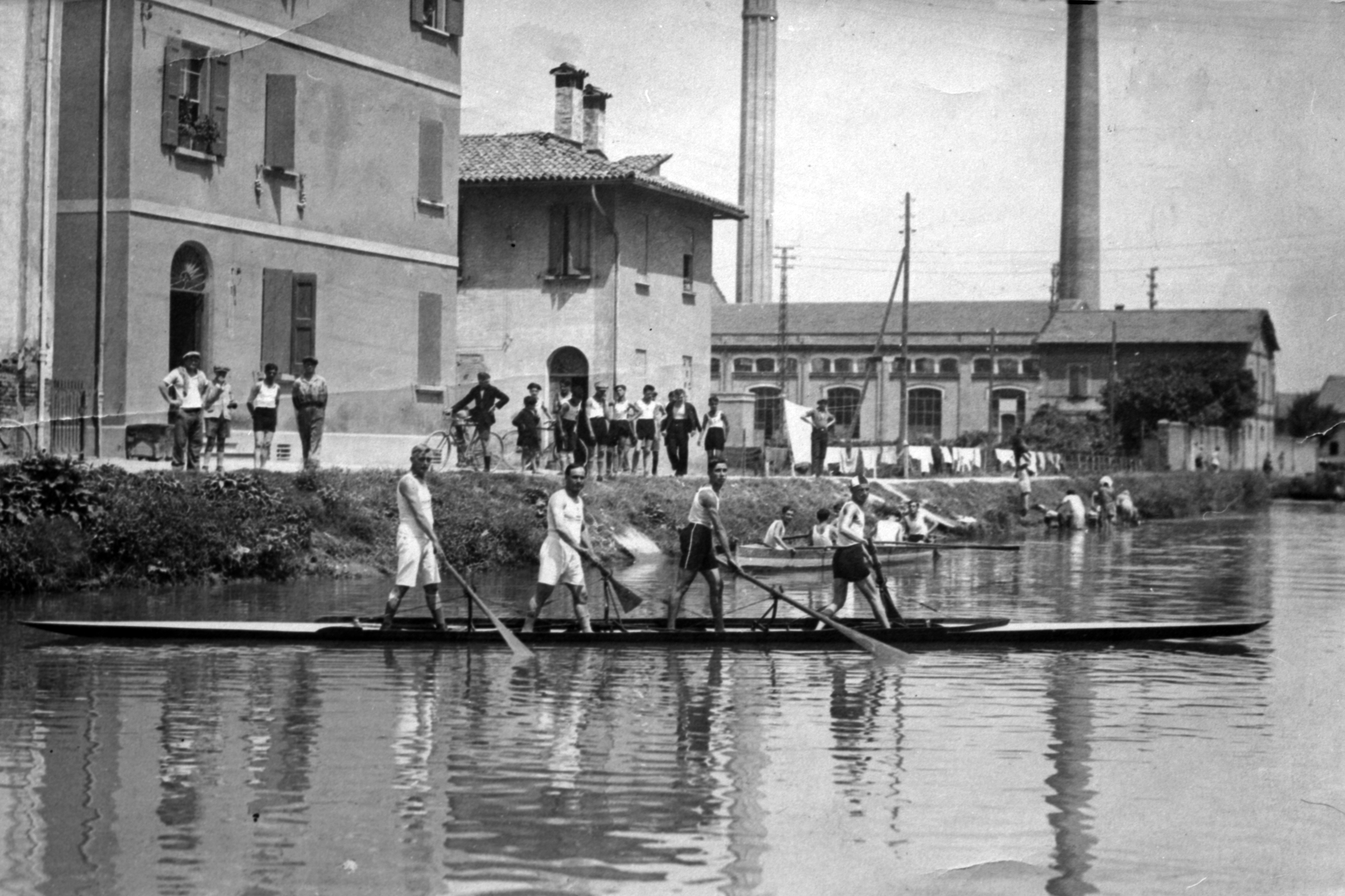 Canottieri con voga alla veneta nei pressi del Sostegno del Battiferro sul Canale Navile, Archivio fotografico, Museo del Patrimonio Industriale di Bologna