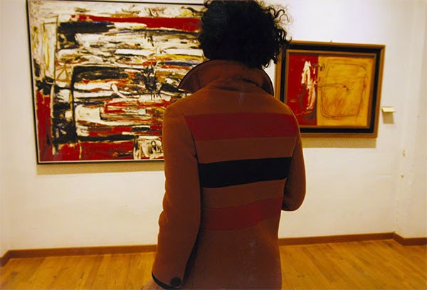 Reggio Emilia, Musei civici, visitatrice di spalle, serie Corrispondenze, foto di Isabella Balena.jpg
