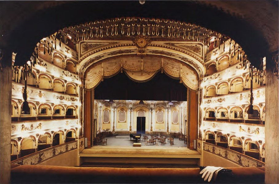 Ferrara, Teatro Comunale, veduta della sala dal palco d'onore.jpg