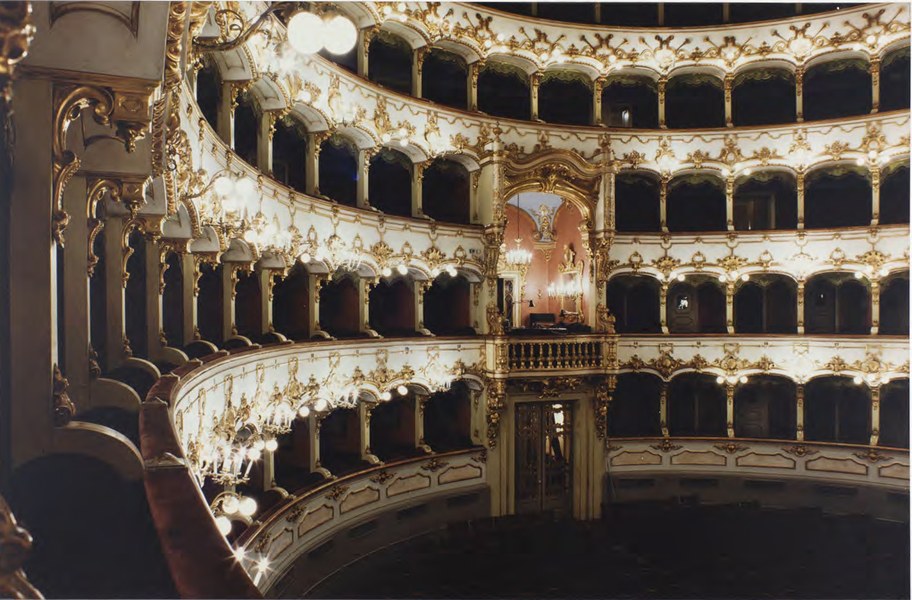 Piacenza, Teatro Municipale, sala e palco d'onore.jpg