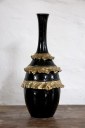 Design d’autore, Bottiglia nera con Trina realizzata tra il 1951 e il 1960 su suggerimenti di Gio Ponti. Imola, Museo G. Bucci – Cooperativa Ceramica d’Imola