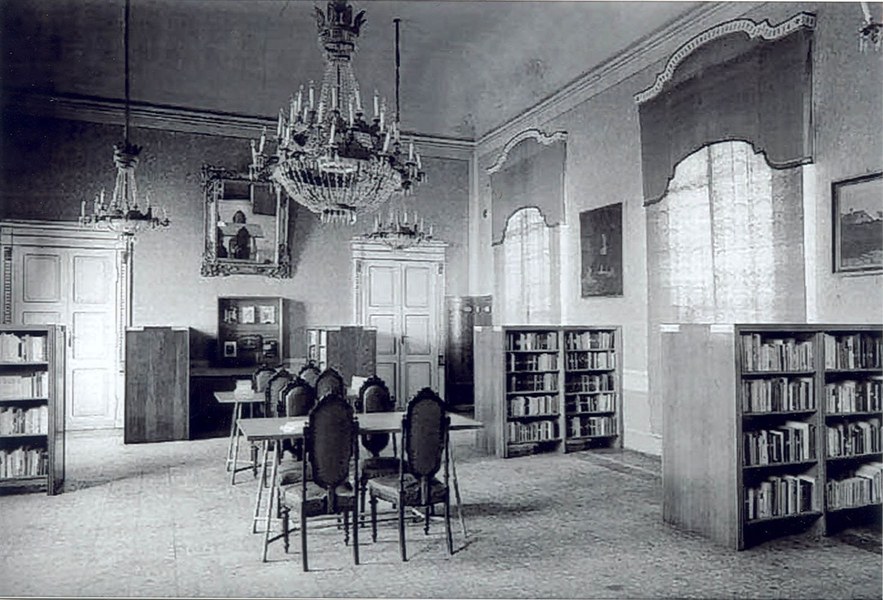 La Biblioteca comunale di Finale inaugurata il 2 giugno 1951 in una sala del Palazzo Municipale - Biblioteca comunale “Giuseppe Pederiali”, Finale Emilia