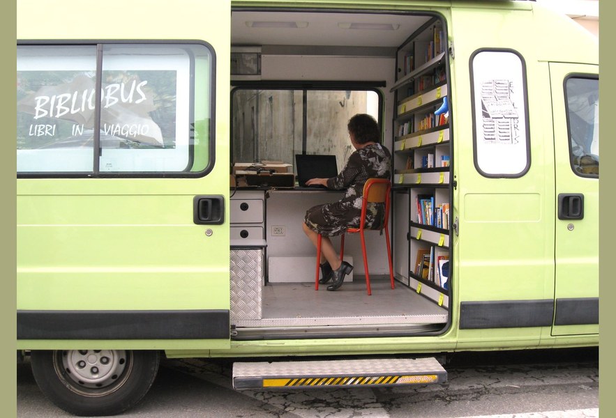 Il Bibliobus in azione nei mesi successivi al sisma del 2012 - Biblioteca comunale “Giuseppe Pederiali”, Finale Emilia