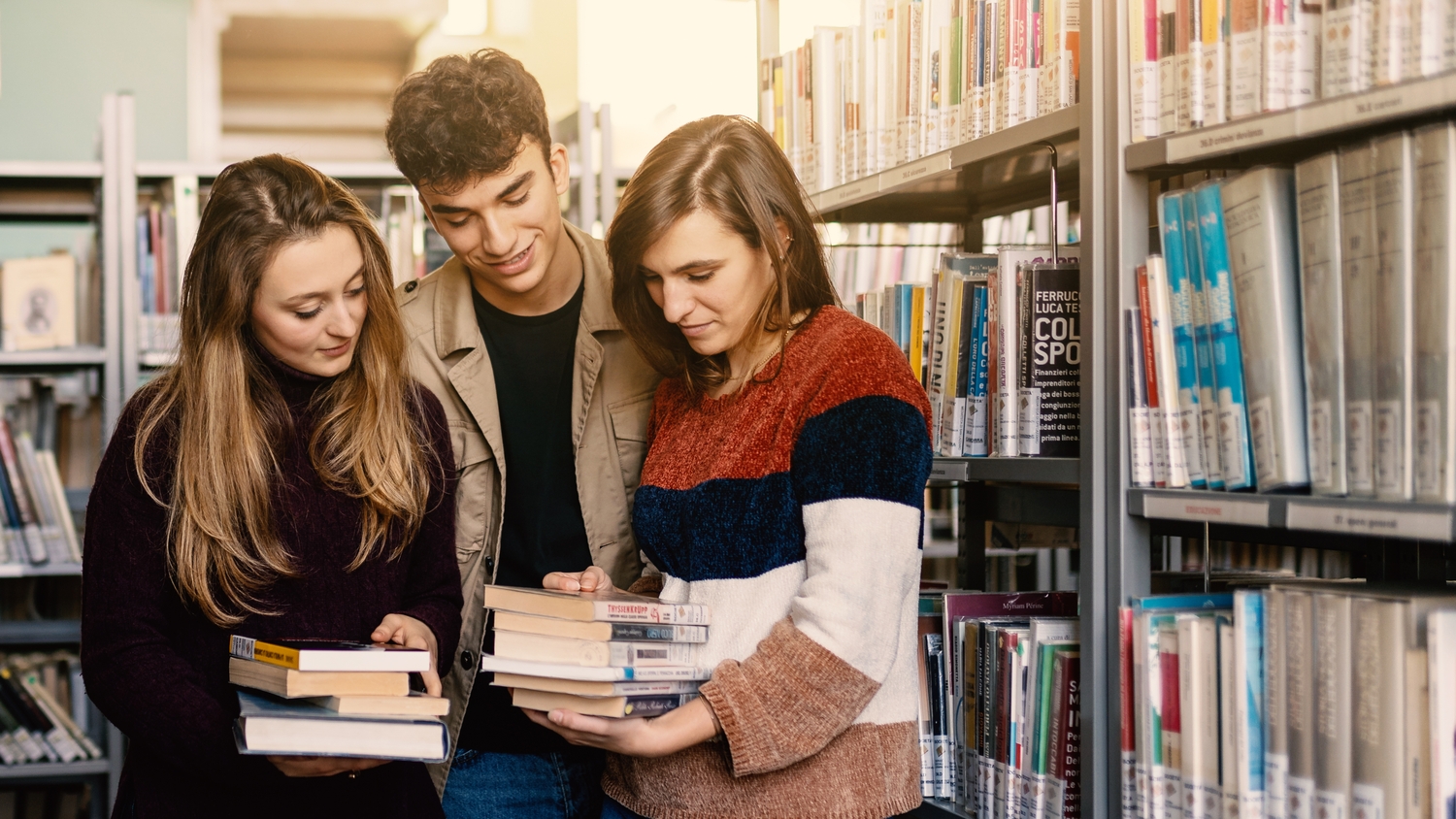 Un interno della Mediateca di San Lazzaro di Sàvena (Bologna) - foto di Pietro Ballardini (Archivio fotografico Agenzia informazione e comunicazione Regione Emilia-Romagna)