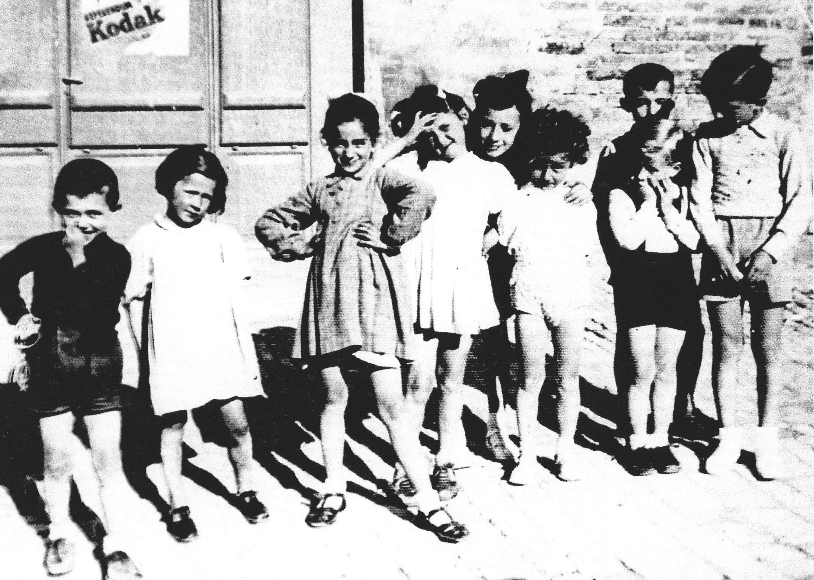 Andrea Emiliani, ultimo a destra, con accanto il fratello Vittorio (con le mani in faccia). A seguire Fernando Aiuti (che diventerà immunologo) e Francesca Benedetti, futura attrice (con una mano sulla fronte). Urbino, 1939 o 1940