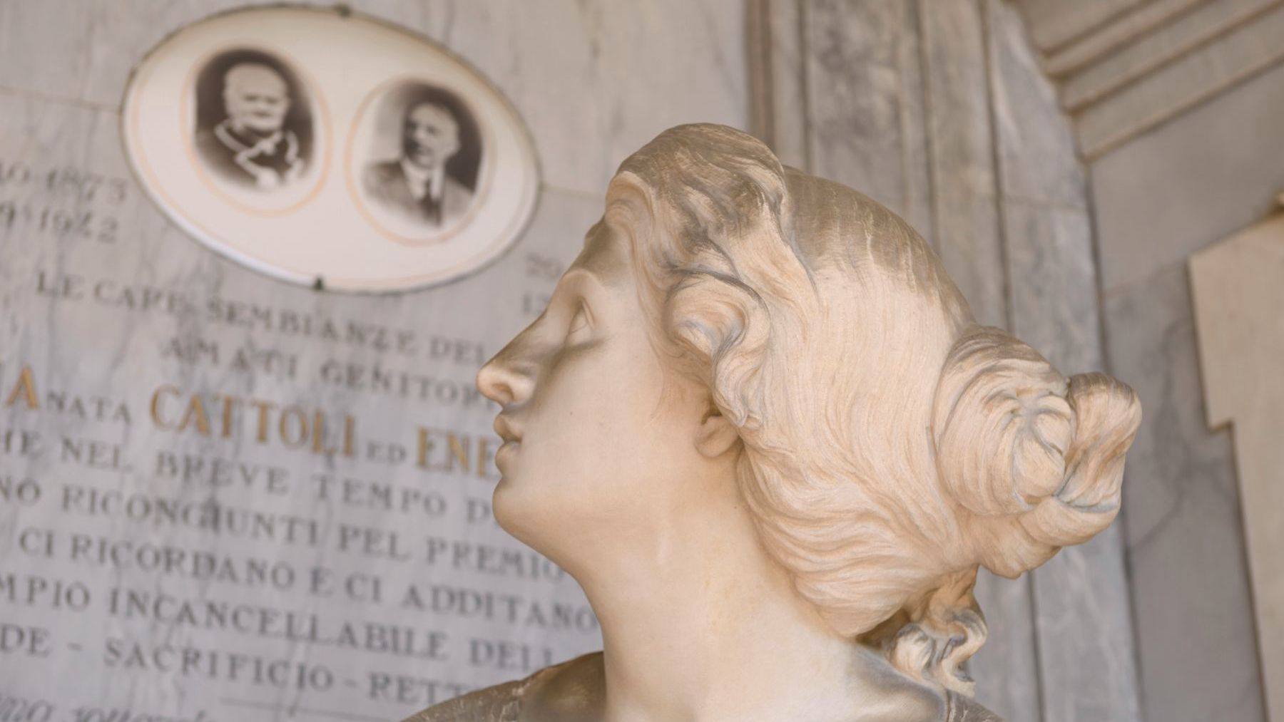 Un particolare di una tomba monumentale nel Cimitero dell'Osservanza di Faenza (Ravenna) - fotografia di Andrea Scardova