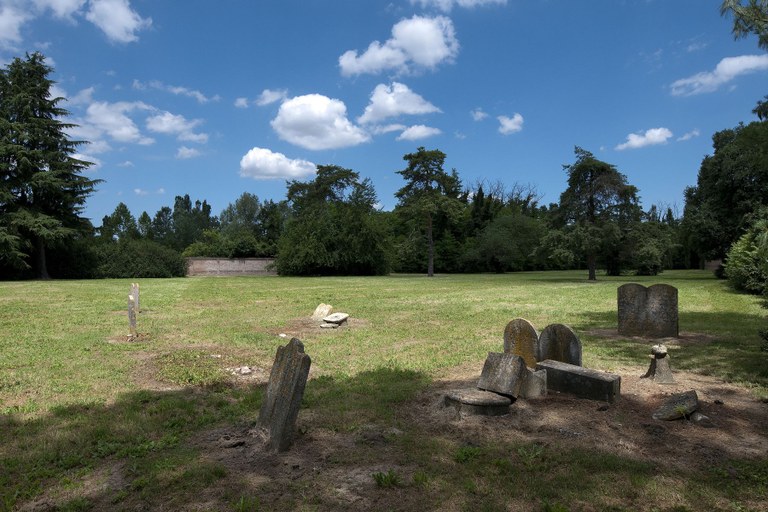 Cimitero-ebraico-di-Ferrara_foto-Andrea-Scardova.jpg