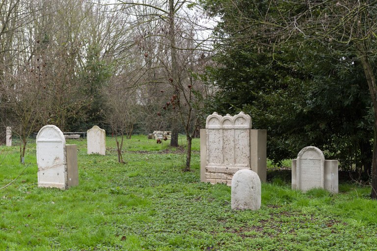 Cimitero-ebraico-di-Finale-Emilia_foto-Andrea-Scardova.jpg