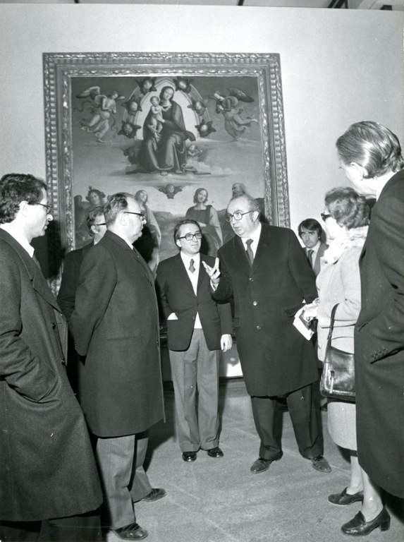 Andrea Emiliani e Giovanni Spadolini, Ministro per i beni culturali e ambientali, in visita alla Pinacoteca di Bologna (da sinistra Pier Luigi Cervellati, il prefetto Padalino; sullo sfondo Eugenio Riccomini), [metà anni '70]