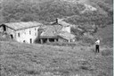 Paolo Monti mentre fotografa un gruppo di case sparse