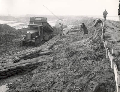 Alluvione di Mesola: costruzione degli argini