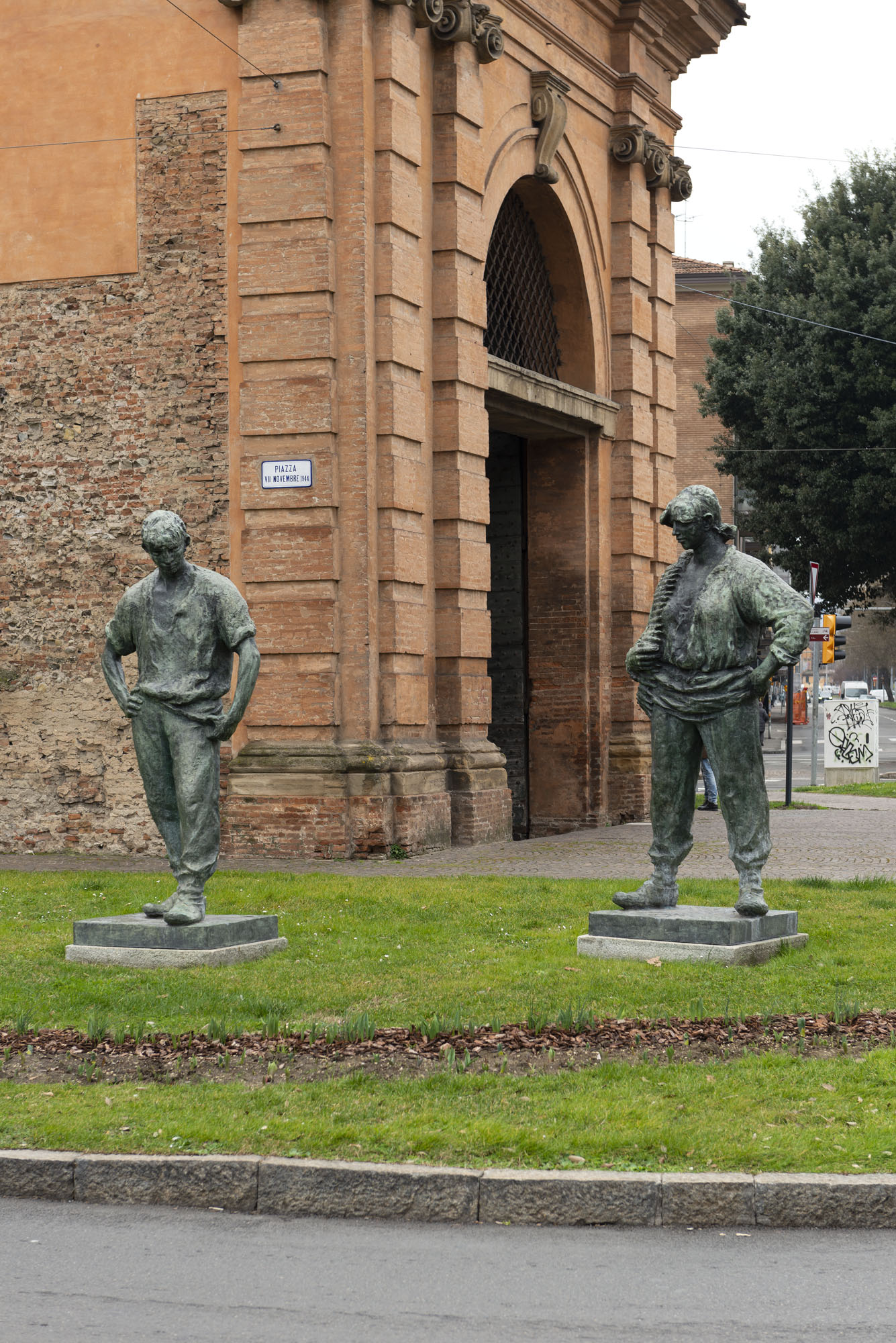 Bologna, Porta Lame: il Monumento al partigiano e alla partigiana, opera di Luciano Minguzzi - foto di Andrea Scardova