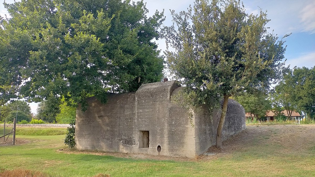 Uno dei bunker costruiti dall'esercito tedesco tra il 1943 e il 1944 nel territorio di Mesola (Ferrara)