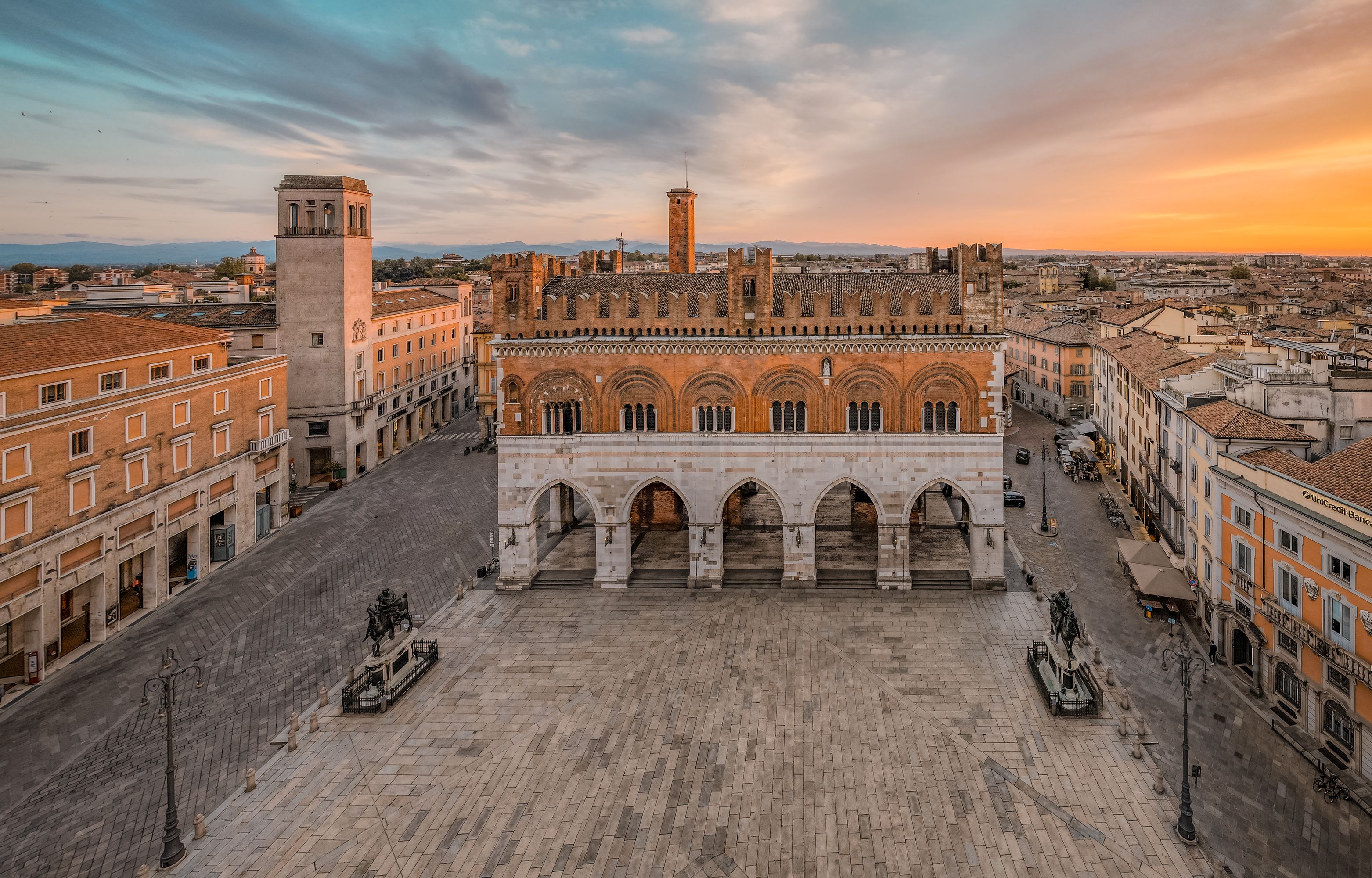 Piazza Cavalli e il Palazzo Gotico di Piacenza visti dall'alto - Archivio Immagini del Comune di Piacenza (CC BY-NC-SA)