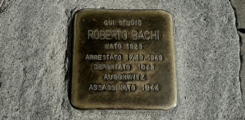 La pietra d'inciampo dedicata a Roberto Bachi in via Mordani 5 a Ravenna - foto Pietre della Memoria