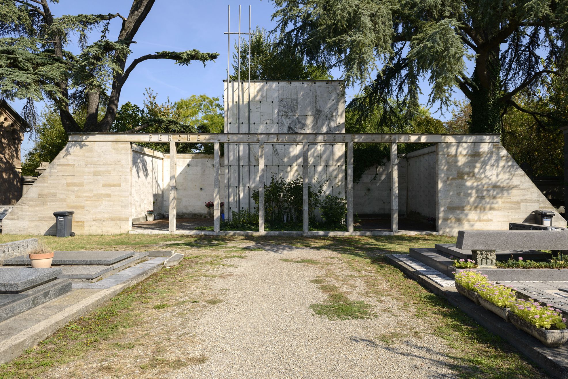 Il Sacrario dei Caduti della Prima e della Seconda guerra mondiale nel Cimitero Suburbano di Reggio Emilia - foto di Andrea Scardova