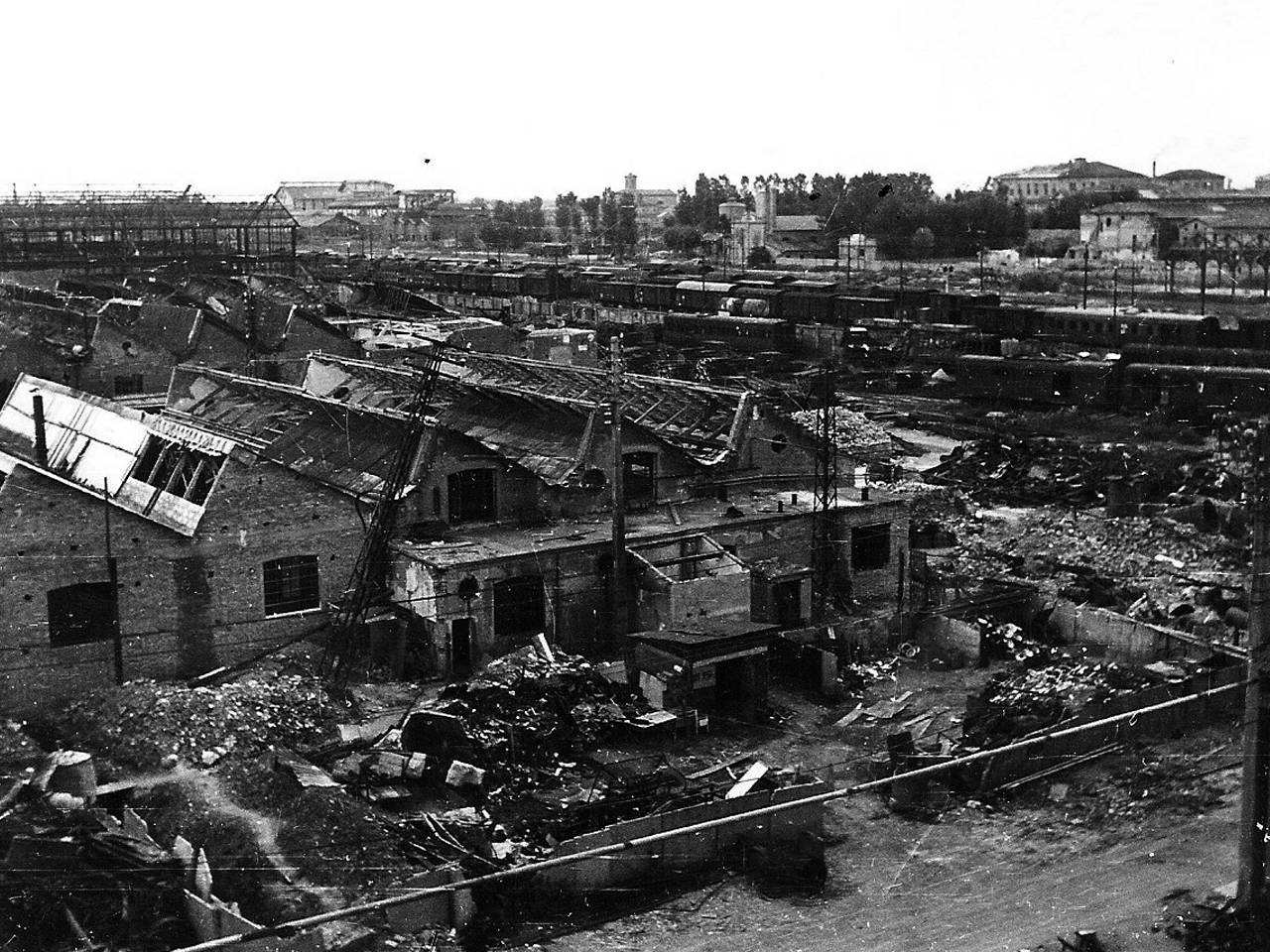 Le Officine Meccaniche Reggiane in rovina dopo il bombardamento del 7 e 8 gennaio 1944 - foto Fototeca Istoreco (Istituto per la storia della Resistenza e della società contemporanea in provincia di Reggio Emilia)