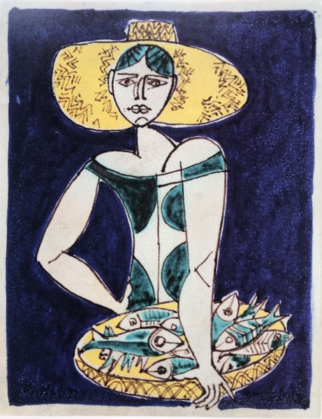 Museo Guerrino Tramonti, Donna con pesci, Lastra in refrattario smaltato e dipinto 39,8 x 30,6 x 1,2 cm.      L’opera appartiene al gruppo di cinque pezzi presentati al X concorso della ceramica di Faenza del 1952
