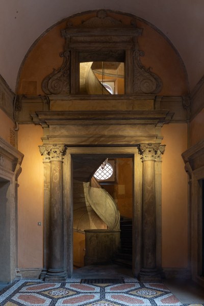 Ingresso della scala attribuita a Jacopo Barozzi, il Vignola Foto DSL Studio, Milano