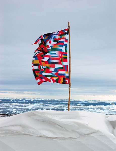 Lucy + Jorge Orta Antarctica Flag, 2007-2009 Fotografia a colori Lambda su supporto Dibond, cm 120 x 90 Foto Thierry Bal Courtesy Lucy + Jorge Orta / ADAGP Paris, 2022