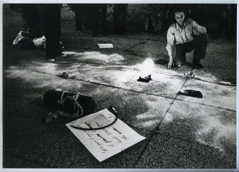 Praticamente nulla da vedere. Giovanni Mundula, performance ad Arte Fiera, Bologna, 1976. Foto di Antonio Masotti, Courtesy Arte Fiera
