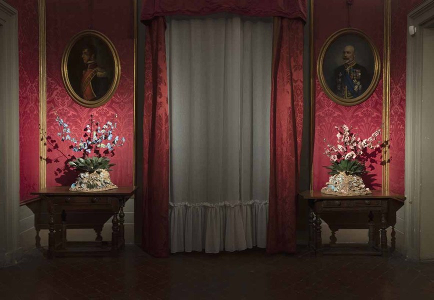 Bertozzi&Casoni: Disgrazia con orchidea azzurra, 2018 / Disgrazia con orchidea rosa, 2012 (foto di contesto) ceramica policroma Foto Nazario Spadoni