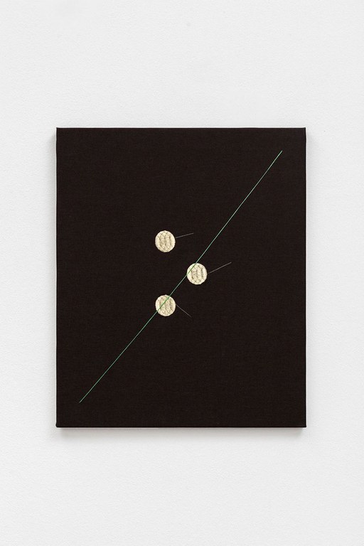 Muna Mussie, Oblio-Gold, 2023, cotone marrone, filo metallico dorato, filo verde fluorescente, cm 50x60. Courtesy ArtNoble gallery. Foto Michela Pedranti