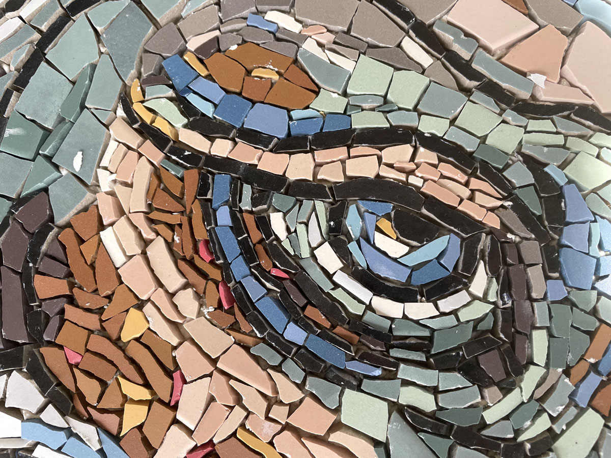 Rocca Brancaleone, Gironi danteschi. Un’aiuola decorata a mosaico Giovani autori dell’Accademia di Belli Arti di Ravenna, Paradiso, XXV, particolare del volto di San Pietro