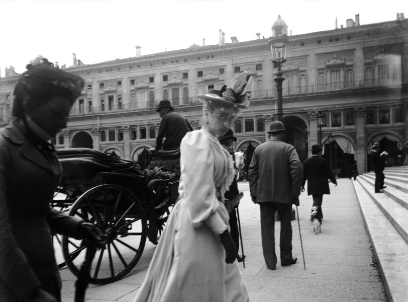 Olindo Guerrini, Donna a passeggio verso la basilica di San Petronio, 1890-1900 (Fondo Università di Bologna)