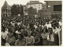 Enrico Pasquali, Braccianti al comizio dell’Onorevole Romagnoli in Piazza Malpighi, Luglio 1956 (Fondo Enrico Pasquali – Cineteca di Bologna)
