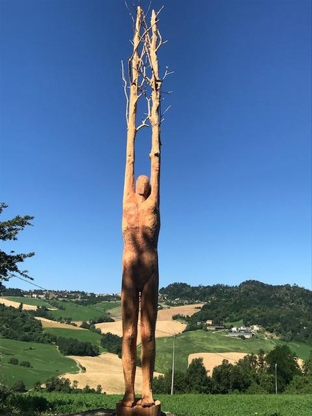 SIMBIOSI. Artista: Ionel Alexandrescu. Dimensioni dell’opera: altezza 7,5 metri. L’opera è installata a Scanello nei pressi del bosco Ca’ di Priami  (Loiano)