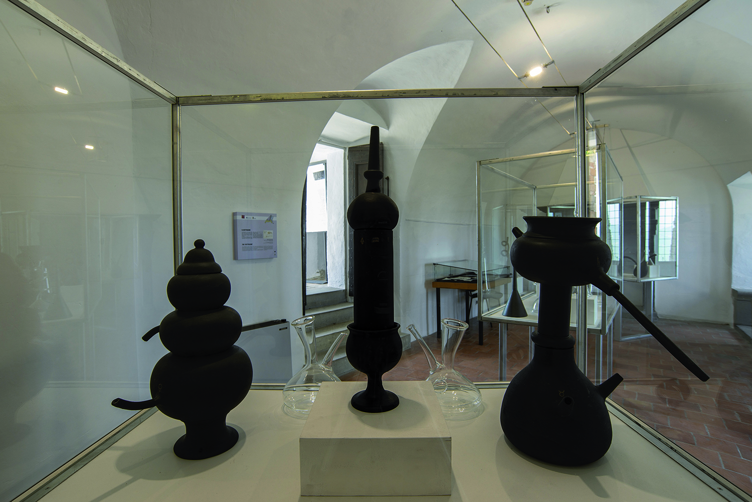 Visione d’insieme – Ceramiche alchemiche e vetri soffiati Ceramica a ingobbio nero, incisa a punta di bulino (misure variabili)