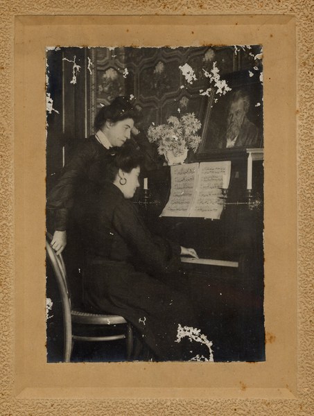 Silvia Pasolini (in piedi) con l'allieva Maria Ghelli (dopo il 1903). Sopra al pianoforte si scorge un ritratto dipinto di Carducci Archivio fotografico Casa Carducci