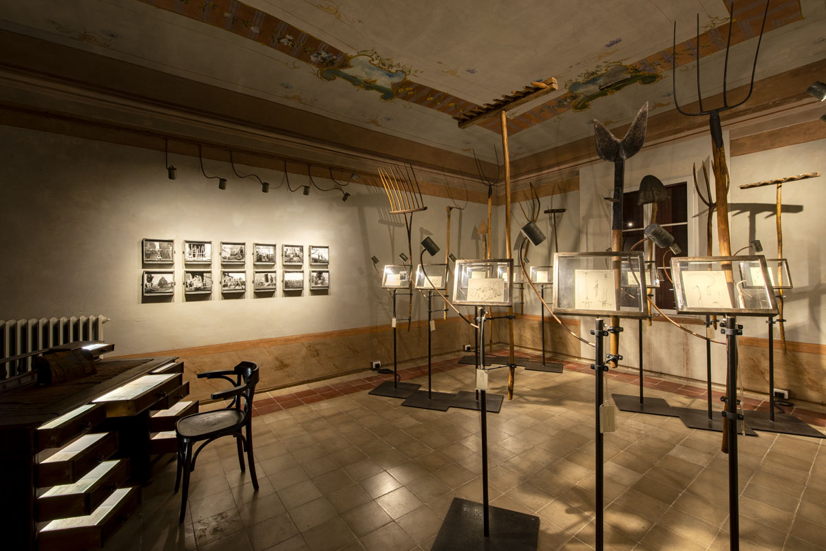 Lo studio di Alfredo Panzini con le foto Paul Scheuermeier provenienti dal museo etnografico di Santarcangelo MET