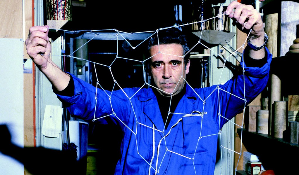 Cesare Leonardi con il modello della Struttura Reticolare Acentrata, 1985 circa. Courtesy Archivio Architetto Cesare Leonardi