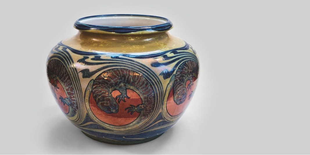 Grande vaso con salamandre, 1900-1902, L’Arte della ceramica, maiolica a lustri, h 32, diametro 44 cm, collezione privata