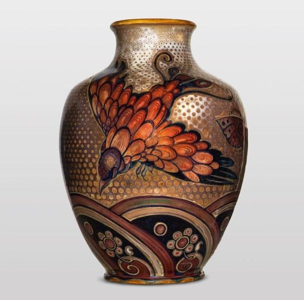 Vaso con volatile, 1920-1925, Fornaci S. Lorenzo, maiolica a lustri, altezza 27,5 cm, diametro 29,5 cm, collezione privata