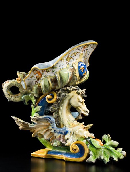 Fruttiera sorretta da erma di cavallo con ali di drago, decorata con grottesche su fondo bianco e arma Borbone Orléans coronata