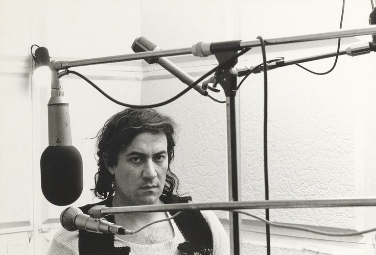 Demetrio Stratos durante la registrazione in solo dal titolo "Metrodora", edita per la collana Cramps/Diverso, Milano, 1976 - foto di Roberto Masotti (Lelli e Masotti Archivio)