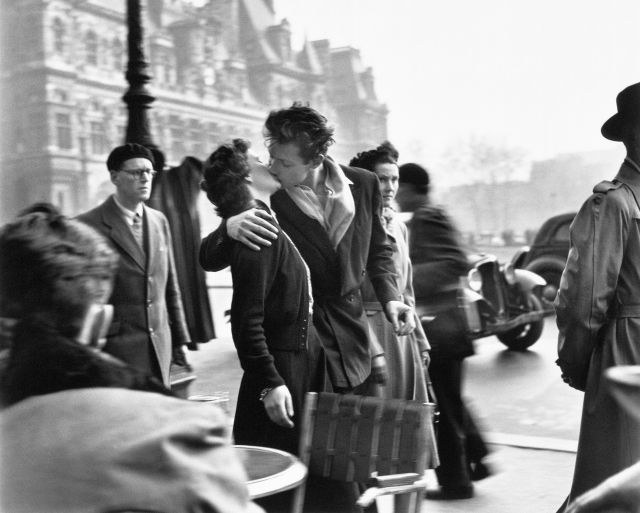  Le baiser de l’Hôtel de ville, Paris, 1950© Atelier Robert Doisneau