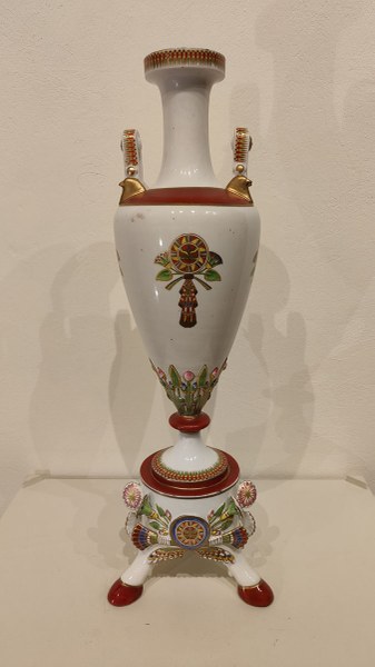 Doccia, Manifattura Ginori Anfora decorata in “stile dinastico” (dal servizio del Kedivé d’Egitto Isma’il Pascià) (1873-76), porcellana, h. cm 60.