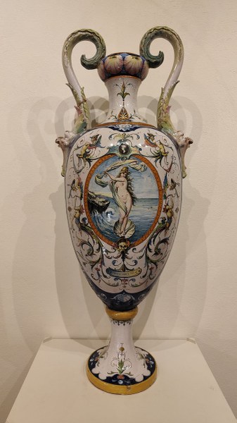 Faenza, Fabbriche Riunite di Ceramiche Anfora con “Nascita di Venere” e paesaggio montano (1903-1908), maiolica, h. cm 108,5