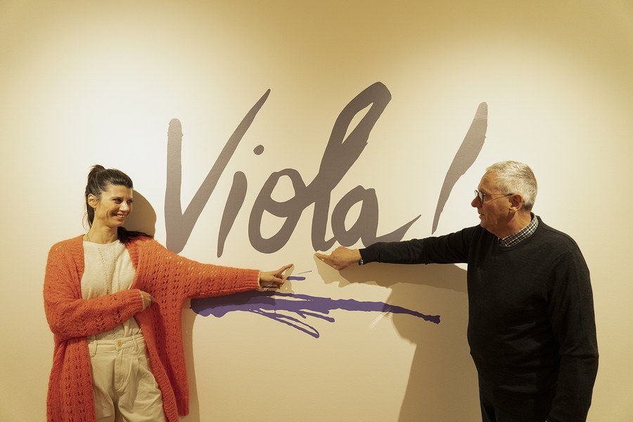 Pablo Echaurren con la curatrice della mostra Sara De Chiara