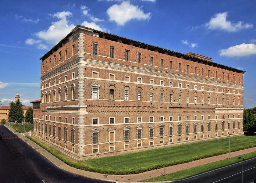 Piacenza, palazzo Farnese, esterno