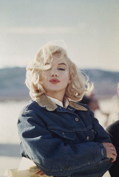US actress Marilyn MONROE on the Nevada desert during the filming of "The Misfits", directed by John HUSTON. USA, 1960 © Eve Arnold/Magnum Photos