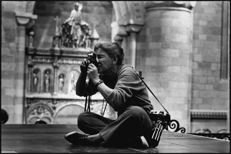 Eve Arnold on the set of Becket, Photo: Robert Penn, FILM: BECKET, ENGLAND, 1963 © Eve Arnold/Magnum Photos