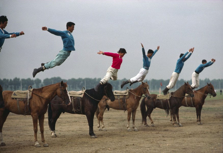 Equestrians acrobats rehearsing, Inner Mongolia, CHINA, 1979 © Eve Arnold/Magnum Photos